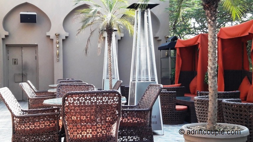 Arabic décor at Baris - arched mud colored walls interspersed with mashaal lamps, palm trees in large pots.